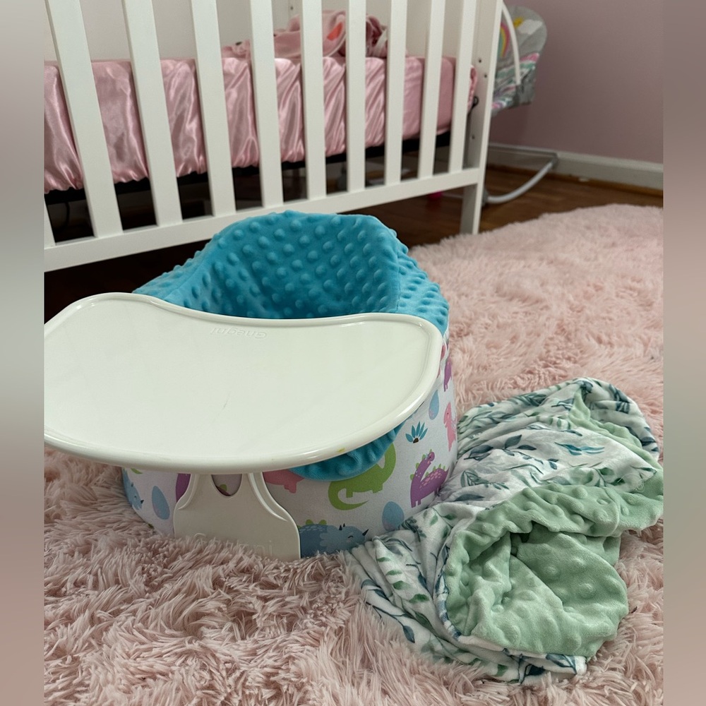 Bumbo with tray and 2 covers